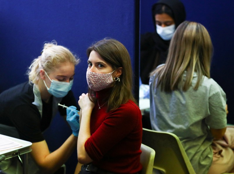 Atrian vaksin booster di Inggris. (REUTERS/HANNAH MCKAY)