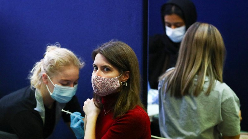 Atrian vaksin booster di Inggris. (REUTERS/HANNAH MCKAY)