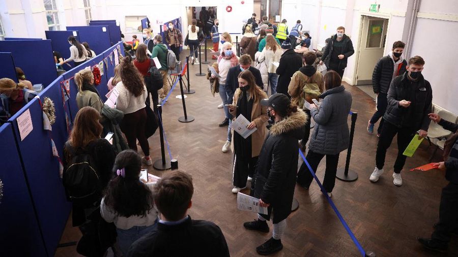 Atrian vaksin booster di Inggris. (REUTERS/HANNAH MCKAY)