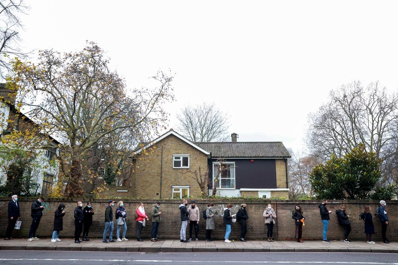 Atrian vaksin booster di Inggris. (REUTERS/HANNAH MCKAY) Atrian vaksin booster di Inggris. (REUTERS/HANNAH MCKAY)