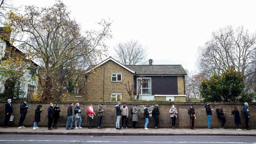 Atrian vaksin booster di Inggris. (REUTERS/HANNAH MCKAY)