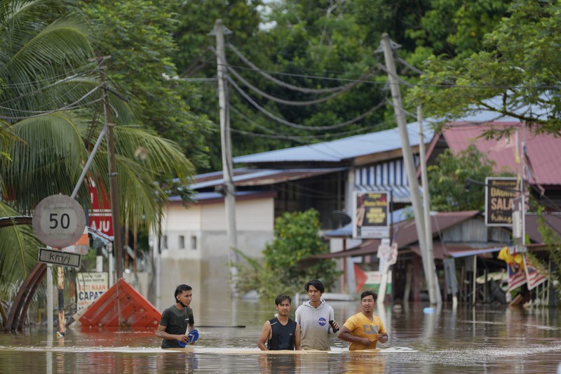 Foto udara menunjukkan berbagai kendaraan terdampar di tengah jalan yang terendam banjir, di Shah Alam, Malaysia (19/12/2021). (via REUTERS/KEN O’NEILL ANAK CLARANCE) Foto udara menunjukkan berbagai kendaraan terdampar di tengah jalan yang terendam banjir, di Shah Alam, Malaysia (19/12/2021). (via REUTERS/KEN O’NEILL ANAK CLARANCE)