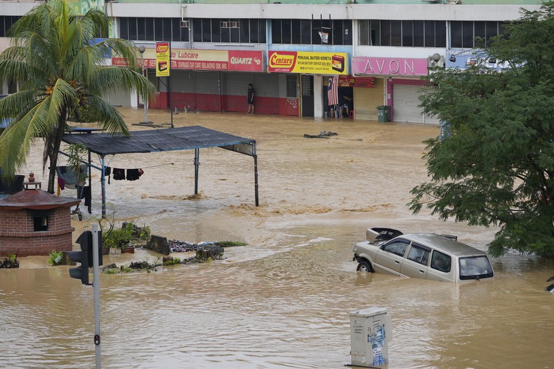 Foto udara menunjukkan berbagai kendaraan terdampar di tengah jalan yang terendam banjir, di Shah Alam, Malaysia (19/12/2021). (via REUTERS/KEN O’NEILL ANAK CLARANCE) Foto udara menunjukkan berbagai kendaraan terdampar di tengah jalan yang terendam banjir, di Shah Alam, Malaysia (19/12/2021). (via REUTERS/KEN O’NEILL ANAK CLARANCE)