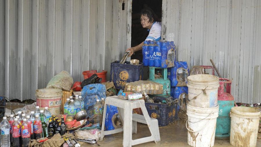 Banjir menerjang sejumlah wilayah di Malaysia. (AP/Vincent Thian)