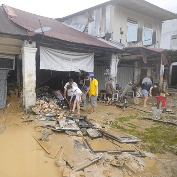 Banjir di Malaysia, Mobil Terendam & Ribuan Orang Mengungsi