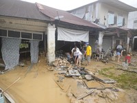 Banjir di Malaysia, Mobil Terendam & Ribuan Orang Mengungsi