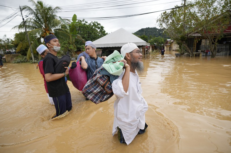 Foto udara menunjukkan berbagai kendaraan terdampar di tengah jalan yang terendam banjir, di Shah Alam, Malaysia (19/12/2021). (via REUTERS/KEN O’NEILL ANAK CLARANCE) Foto udara menunjukkan berbagai kendaraan terdampar di tengah jalan yang terendam banjir, di Shah Alam, Malaysia (19/12/2021). (via REUTERS/KEN O’NEILL ANAK CLARANCE)