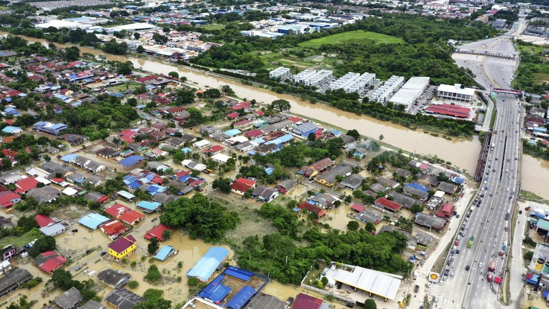 Pemandangan dari udara menunjukkan area pemukiman yang terendam banjir setelah hujan deras, dalam tangkapan layar ini diambil dari rekaman drone di distrik Hulu Langat, negara bagian Selangor, Malaysia (19/12/2021). (SHAHRUL AZMIR via REUTERS/SHAHRUL AZMIR) Pemandangan dari udara menunjukkan area pemukiman yang terendam banjir setelah hujan deras, dalam tangkapan layar ini diambil dari rekaman drone di distrik Hulu Langat, negara bagian Selangor, Malaysia (19/12/2021). (SHAHRUL AZMIR via REUTERS/SHAHRUL AZMIR)