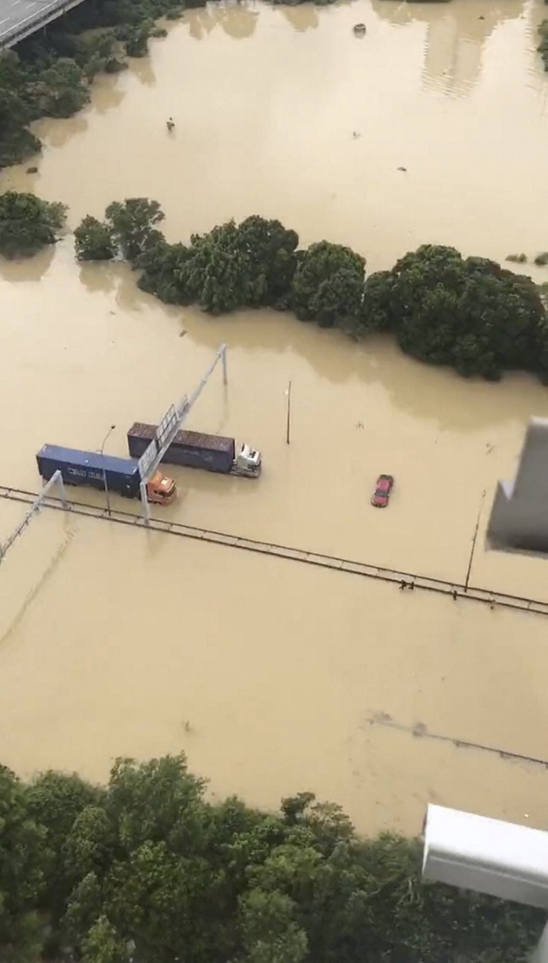 Foto udara menunjukkan berbagai kendaraan terdampar di tengah jalan yang terendam banjir, di Shah Alam, Malaysia (19/12/2021). (via REUTERS/KEN O’NEILL ANAK CLARANCE) Foto udara menunjukkan berbagai kendaraan terdampar di tengah jalan yang terendam banjir, di Shah Alam, Malaysia (19/12/2021). (via REUTERS/KEN O’NEILL ANAK CLARANCE)