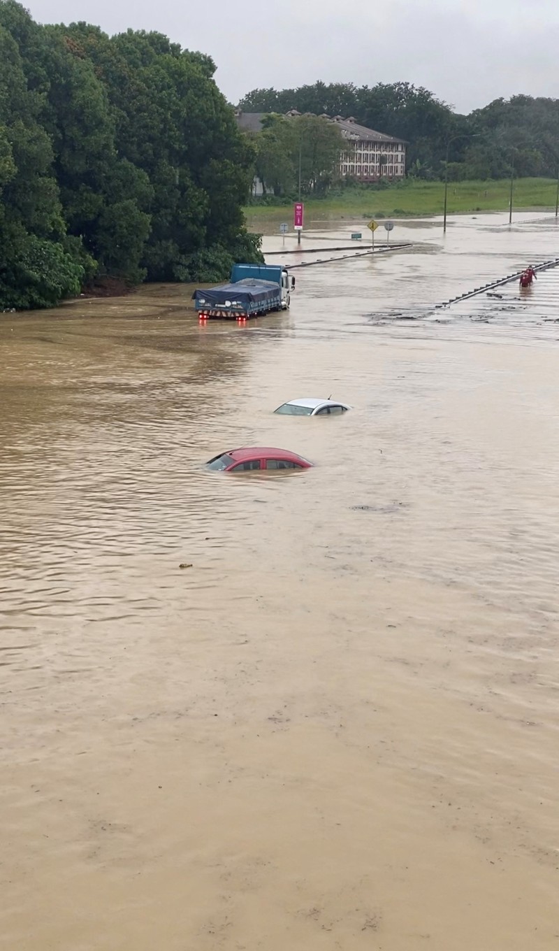 Foto udara menunjukkan berbagai kendaraan terdampar di tengah jalan yang terendam banjir, di Shah Alam, Malaysia (19/12/2021). (via REUTERS/KEN O’NEILL ANAK CLARANCE) Foto udara menunjukkan berbagai kendaraan terdampar di tengah jalan yang terendam banjir, di Shah Alam, Malaysia (19/12/2021). (via REUTERS/KEN O’NEILL ANAK CLARANCE)