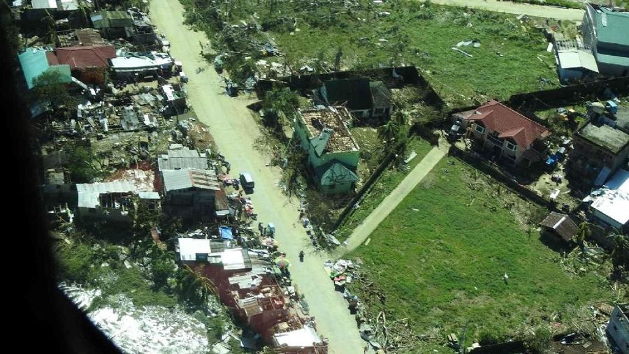 Foto udara menunjukkan, Filipina diterjang badai Topan Rai. AP/