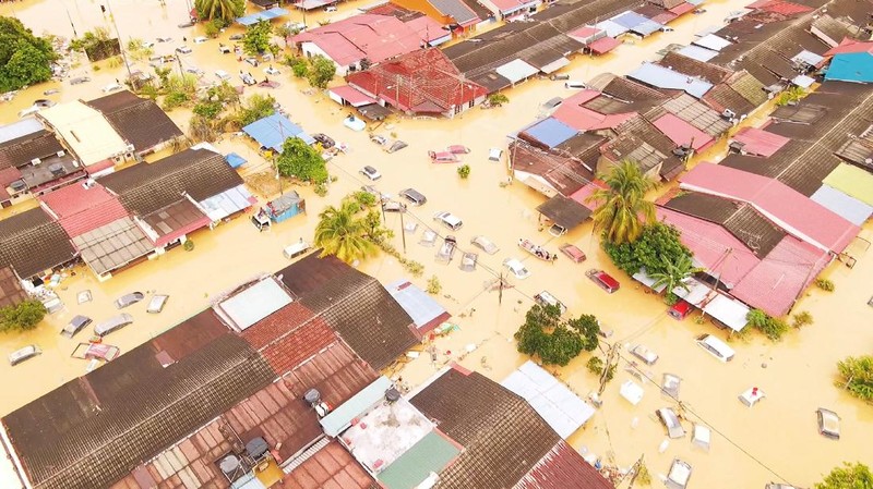 Pemandangan dari udara menunjukkan area pemukiman yang terendam banjir setelah hujan deras, dalam tangkapan layar ini diambil dari rekaman drone di distrik Hulu Langat, negara bagian Selangor, Malaysia (19/12/2021). (SHAHRUL AZMIR via REUTERS/SHAHRUL AZMIR)