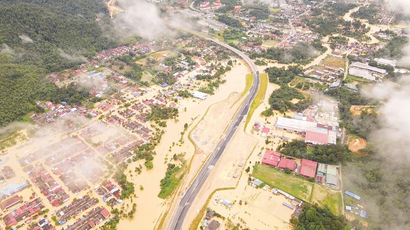 Pemandangan dari udara menunjukkan area pemukiman yang terendam banjir setelah hujan deras, dalam tangkapan layar ini diambil dari rekaman drone di distrik Hulu Langat, negara bagian Selangor, Malaysia (19/12/2021). (SHAHRUL AZMIR via REUTERS/SHAHRUL AZMIR) Pemandangan dari udara menunjukkan area pemukiman yang terendam banjir setelah hujan deras, dalam tangkapan layar ini diambil dari rekaman drone di distrik Hulu Langat, negara bagian Selangor, Malaysia (19/12/2021). (SHAHRUL AZMIR via REUTERS/SHAHRUL AZMIR)