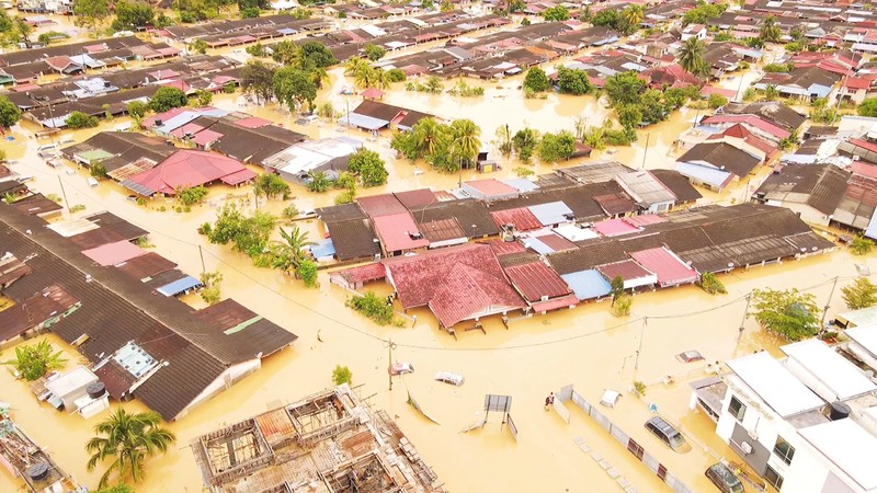 Pemandangan dari udara menunjukkan area pemukiman yang terendam banjir setelah hujan deras, dalam tangkapan layar ini diambil dari rekaman drone di distrik Hulu Langat, negara bagian Selangor, Malaysia (19/12/2021). (SHAHRUL AZMIR via REUTERS/SHAHRUL AZMIR)