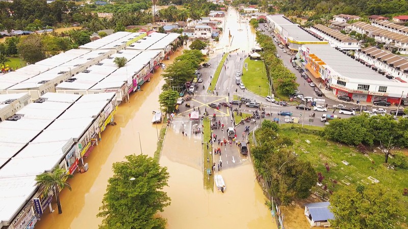 Pemandangan dari udara menunjukkan area pemukiman yang terendam banjir setelah hujan deras, dalam tangkapan layar ini diambil dari rekaman drone di distrik Hulu Langat, negara bagian Selangor, Malaysia (19/12/2021). (SHAHRUL AZMIR via REUTERS/SHAHRUL AZMIR) Pemandangan dari udara menunjukkan area pemukiman yang terendam banjir setelah hujan deras, dalam tangkapan layar ini diambil dari rekaman drone di distrik Hulu Langat, negara bagian Selangor, Malaysia (19/12/2021). (SHAHRUL AZMIR via REUTERS/SHAHRUL AZMIR)