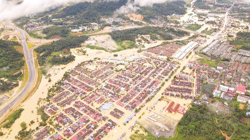 Pemandangan dari udara menunjukkan area pemukiman yang terendam banjir setelah hujan deras, dalam tangkapan layar ini diambil dari rekaman drone di distrik Hulu Langat, negara bagian Selangor, Malaysia (19/12/2021). (SHAHRUL AZMIR via REUTERS/SHAHRUL AZMIR) Pemandangan dari udara menunjukkan area pemukiman yang terendam banjir setelah hujan deras, dalam tangkapan layar ini diambil dari rekaman drone di distrik Hulu Langat, negara bagian Selangor, Malaysia (19/12/2021). (SHAHRUL AZMIR via REUTERS/SHAHRUL AZMIR)
