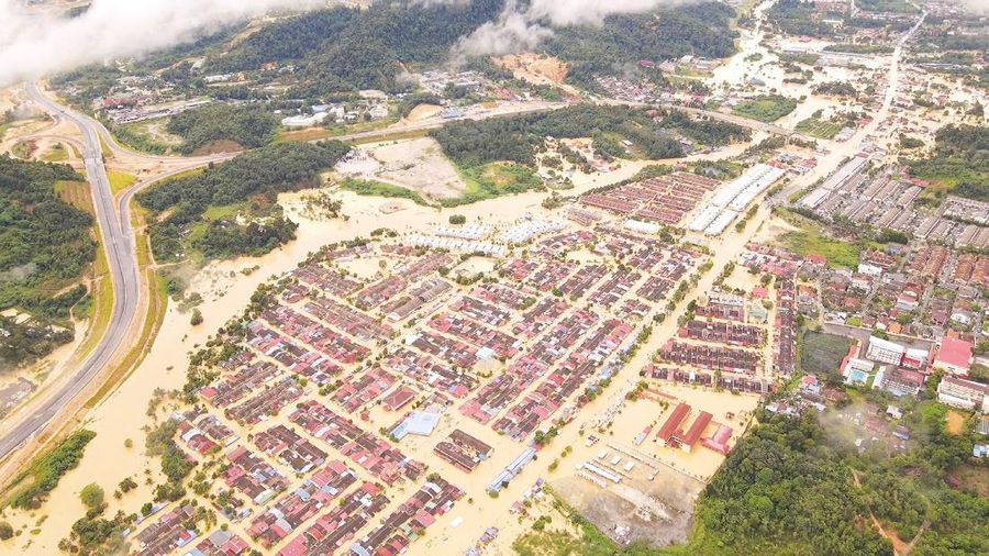 Pemandangan dari udara menunjukkan area pemukiman yang terendam banjir setelah hujan deras, dalam tangkapan layar ini diambil dari rekaman drone di distrik Hulu Langat, negara bagian Selangor, Malaysia (19/12/2021). (SHAHRUL AZMIR via REUTERS/SHAHRUL AZMIR)