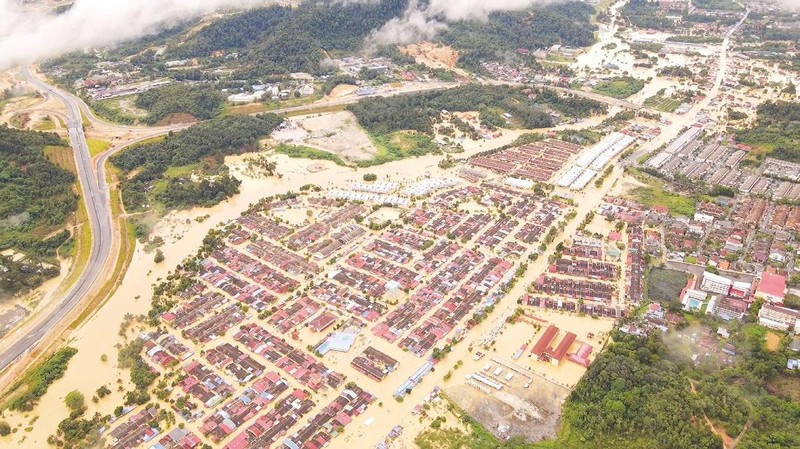 Pemandangan dari udara menunjukkan area pemukiman yang terendam banjir setelah hujan deras, dalam tangkapan layar ini diambil dari rekaman drone di distrik Hulu Langat, negara bagian Selangor, Malaysia (19/12/2021). (SHAHRUL AZMIR via REUTERS/SHAHRUL AZMIR)