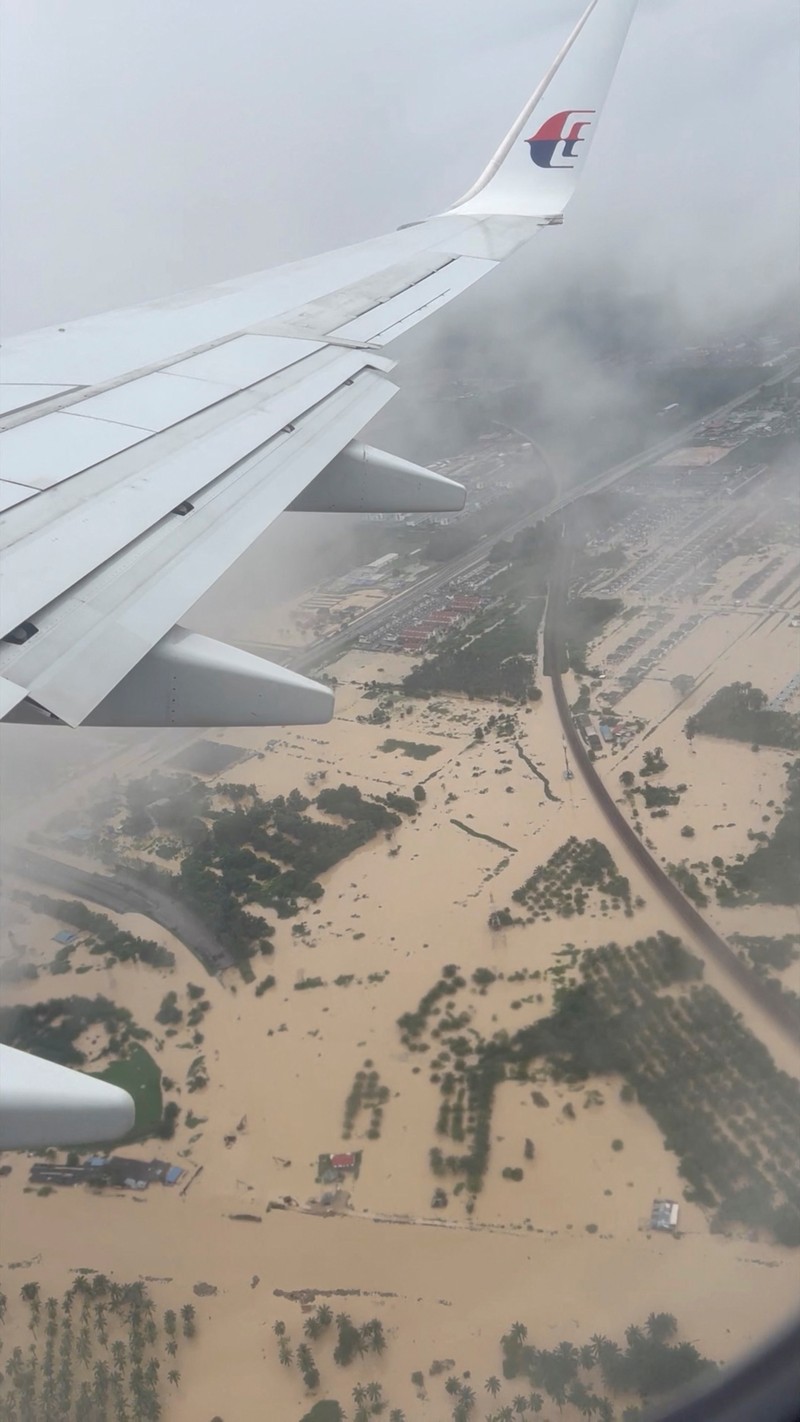 Pemandangan dari udara menunjukkan area pemukiman yang terendam banjir setelah hujan deras, dalam tangkapan layar ini diambil dari rekaman drone di distrik Hulu Langat, negara bagian Selangor, Malaysia (19/12/2021). (SHAHRUL AZMIR via REUTERS/SHAHRUL AZMIR) Pemandangan dari udara menunjukkan area pemukiman yang terendam banjir setelah hujan deras, dalam tangkapan layar ini diambil dari rekaman drone di distrik Hulu Langat, negara bagian Selangor, Malaysia (19/12/2021). (SHAHRUL AZMIR via REUTERS/SHAHRUL AZMIR)