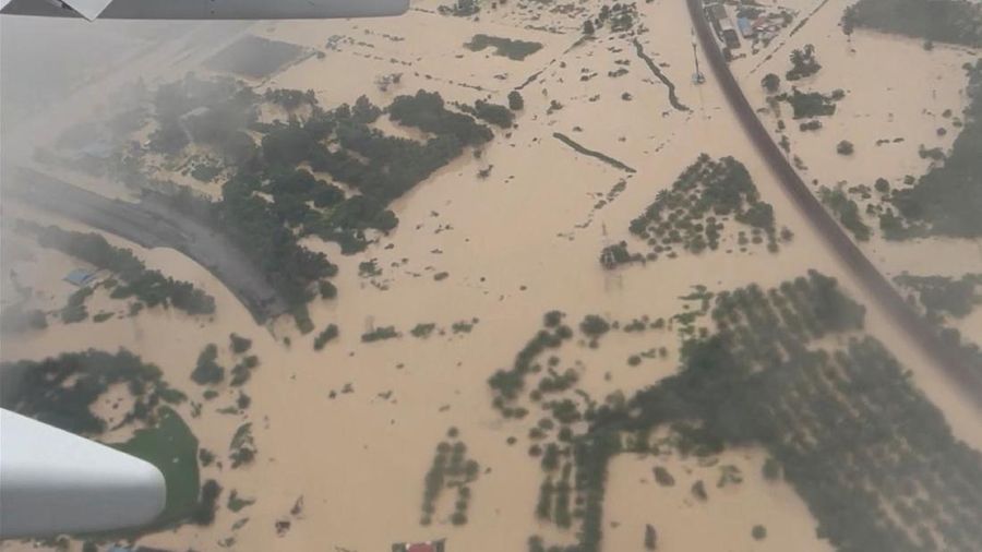Pemandangan dari udara menunjukkan area pemukiman yang terendam banjir setelah hujan deras, dalam tangkapan layar ini diambil dari rekaman drone di distrik Hulu Langat, negara bagian Selangor, Malaysia (19/12/2021). (SHAHRUL AZMIR via REUTERS/SHAHRUL AZMIR)
