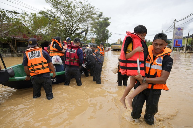 Foto udara menunjukkan berbagai kendaraan terdampar di tengah jalan yang terendam banjir, di Shah Alam, Malaysia (19/12/2021). (via REUTERS/KEN O’NEILL ANAK CLARANCE) Foto udara menunjukkan berbagai kendaraan terdampar di tengah jalan yang terendam banjir, di Shah Alam, Malaysia (19/12/2021). (via REUTERS/KEN O’NEILL ANAK CLARANCE)