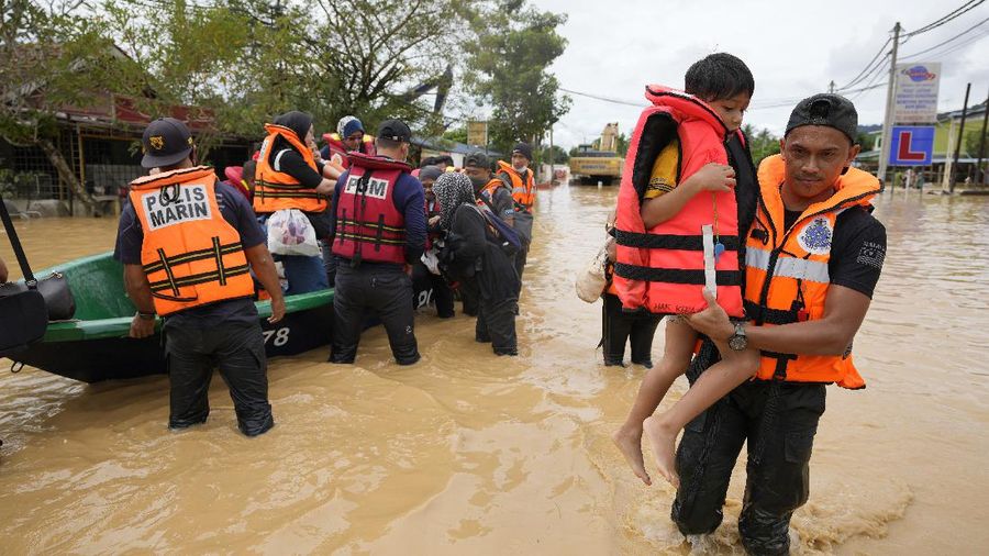 Ribuan orang dievakuasi saat banjir melanda beberapa negara bagian Malaysia. (AP/Vincent Thian)