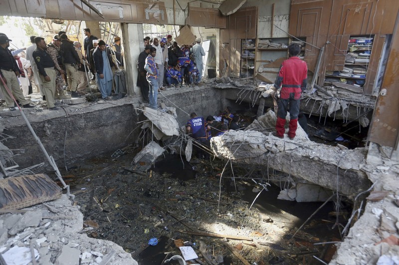 Tim penyelamat memeriksa lokasi ledakan gas di Karachi, Pakistan, Sabtu, 18 Desember 2021. Ledakan gas yang kuat di sistem pembuangan limbah di kota Pakistan selatan menewaskan beberapa orang dan melukai lainnya. (AP/Fareed Khan) Tim penyelamat memeriksa lokasi ledakan gas di Karachi, Pakistan, Sabtu, 18 Desember 2021. Ledakan gas yang kuat di sistem pembuangan limbah di kota Pakistan selatan menewaskan beberapa orang dan melukai lainnya. (AP/Fareed Khan)