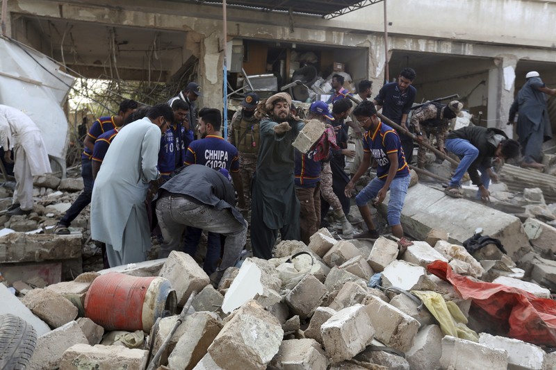 Tim penyelamat memeriksa lokasi ledakan gas di Karachi, Pakistan, Sabtu, 18 Desember 2021. Ledakan gas yang kuat di sistem pembuangan limbah di kota Pakistan selatan menewaskan beberapa orang dan melukai lainnya. (AP/Fareed Khan) Tim penyelamat memeriksa lokasi ledakan gas di Karachi, Pakistan, Sabtu, 18 Desember 2021. Ledakan gas yang kuat di sistem pembuangan limbah di kota Pakistan selatan menewaskan beberapa orang dan melukai lainnya. (AP/Fareed Khan)
