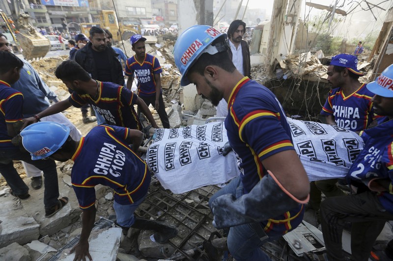 Tim penyelamat memeriksa lokasi ledakan gas di Karachi, Pakistan, Sabtu, 18 Desember 2021. Ledakan gas yang kuat di sistem pembuangan limbah di kota Pakistan selatan menewaskan beberapa orang dan melukai lainnya. (AP/Fareed Khan) Tim penyelamat memeriksa lokasi ledakan gas di Karachi, Pakistan, Sabtu, 18 Desember 2021. Ledakan gas yang kuat di sistem pembuangan limbah di kota Pakistan selatan menewaskan beberapa orang dan melukai lainnya. (AP/Fareed Khan)