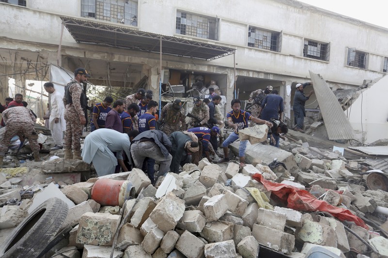 Tim penyelamat memeriksa lokasi ledakan gas di Karachi, Pakistan, Sabtu, 18 Desember 2021. Ledakan gas yang kuat di sistem pembuangan limbah di kota Pakistan selatan menewaskan beberapa orang dan melukai lainnya. (AP/Fareed Khan) Tim penyelamat memeriksa lokasi ledakan gas di Karachi, Pakistan, Sabtu, 18 Desember 2021. Ledakan gas yang kuat di sistem pembuangan limbah di kota Pakistan selatan menewaskan beberapa orang dan melukai lainnya. (AP/Fareed Khan)