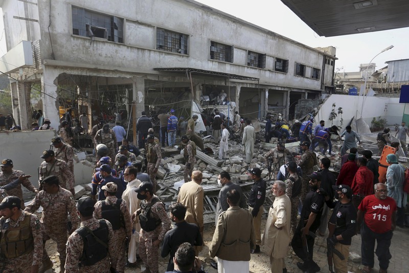 Tim penyelamat memeriksa lokasi ledakan gas di Karachi, Pakistan, Sabtu, 18 Desember 2021. Ledakan gas yang kuat di sistem pembuangan limbah di kota Pakistan selatan menewaskan beberapa orang dan melukai lainnya. (AP/Fareed Khan) Tim penyelamat memeriksa lokasi ledakan gas di Karachi, Pakistan, Sabtu, 18 Desember 2021. Ledakan gas yang kuat di sistem pembuangan limbah di kota Pakistan selatan menewaskan beberapa orang dan melukai lainnya. (AP/Fareed Khan)
