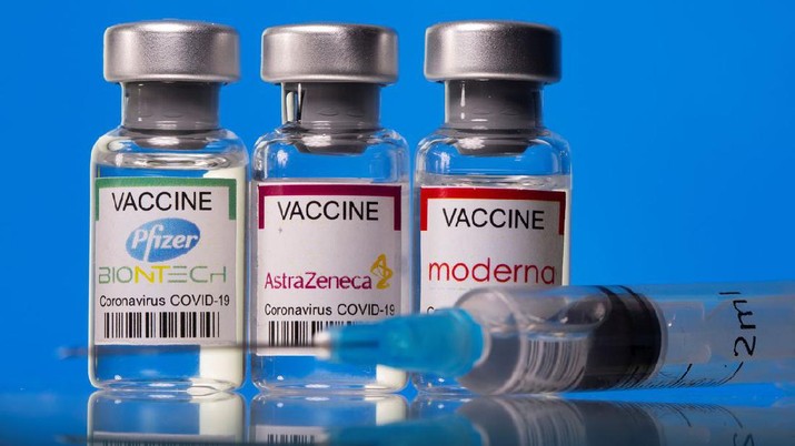 Botol dengan label vaksin Pfizer-BioNTech, AstraZeneca, dan Moderna coronavirus disease (COVID-19). (REUTERS/Dado Ruvic/Ilustrasi)