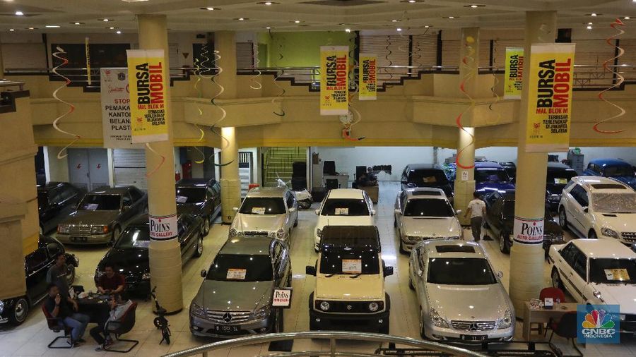 Bursa Mobil Blok M Mall, Jakarta Selatan, Senin (20/12/2021). (CNBC Indonesia/Andrean Kristianto)