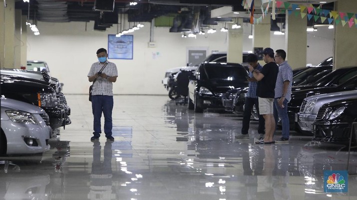 Bursa Mobil Blok M Mall, Jakarta Selatan, Senin (20/12/2021). (CNBC Indonesia/Andrean Kristianto) Bursa Mobil Blok M Mall, Jakarta Selatan, Senin (20/12/2021). (CNBC Indonesia/Andrean Kristianto)