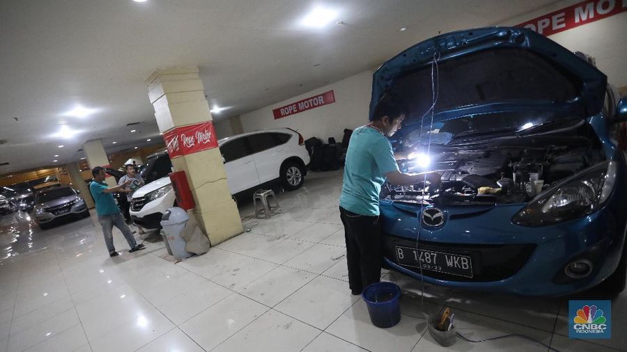 Bursa Mobil Blok M Mall, Jakarta Selatan, Senin (20/12/2021). (CNBC Indonesia/Andrean Kristianto)