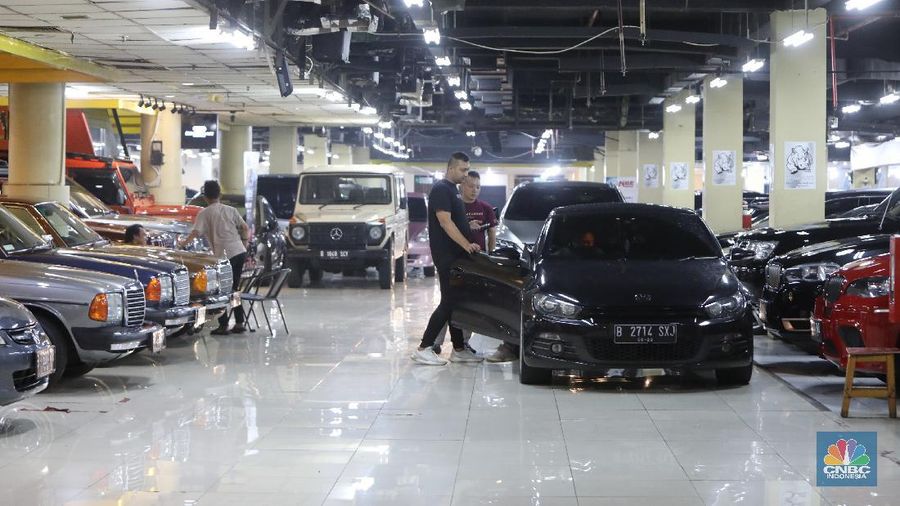 Bursa Mobil Blok M Mall, Jakarta Selatan, Senin (20/12/2021). (CNBC Indonesia/Andrean Kristianto)