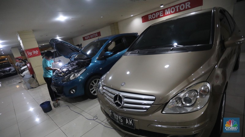 Bursa Mobil Blok M Mall, Jakarta Selatan, Senin (20/12/2021). (CNBC Indonesia/Andrean Kristianto)
