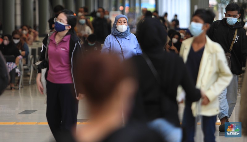 Calon penumpang menunggu keberangkatan distasiun kereta Pasar Senen, Jakarta, Senin (20/12/20221). (CNBC Indonesia/Muhammad Sabki) Calon penumpang menunggu keberangkatan distasiun kereta Pasar Senen, Jakarta, Senin (20/12/20221). (CNBC Indonesia/Muhammad Sabki)