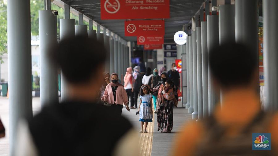 Calon penumpang menunggu keberangkatan distasiun kereta Pasar Senen, Jakarta, Senin (20/12/20221). (CNBC Indonesia/Muhammad Sabki)