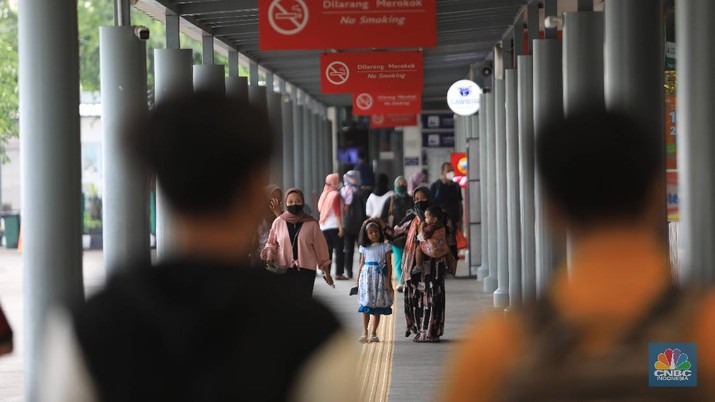 Calon penumpang menunggu keberangkatan distasiun kereta Pasar Senen, Jakarta, Senin (20/12/20221). (CNBC Indonesia/Muhammad Sabki) Calon penumpang menunggu keberangkatan distasiun kereta Pasar Senen, Jakarta, Senin (20/12/20221). (CNBC Indonesia/Muhammad Sabki)