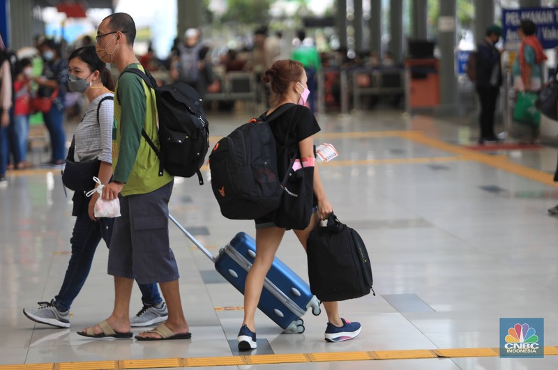 Calon penumpang menunggu keberangkatan distasiun kereta Pasar Senen, Jakarta, Senin (20/12/20221). (CNBC Indonesia/Muhammad Sabki)