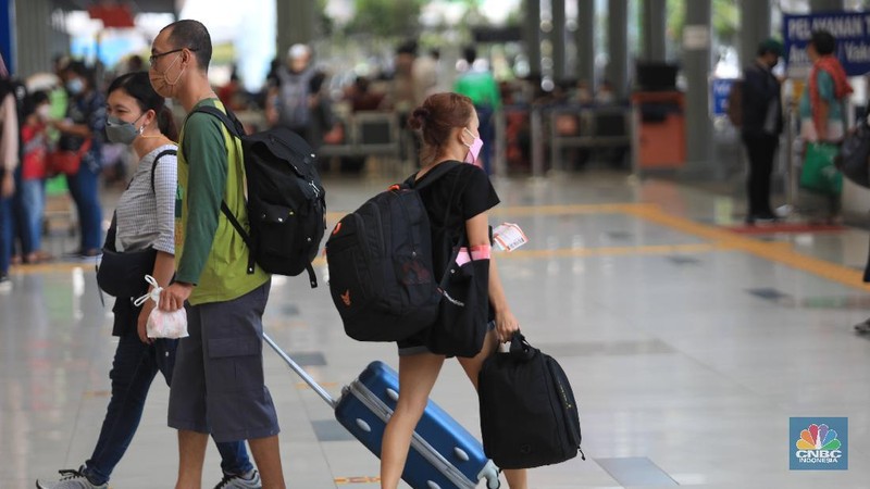 Calon penumpang menunggu keberangkatan distasiun kereta Pasar Senen, Jakarta, Senin (20/12/20221). (CNBC Indonesia/Muhammad Sabki)