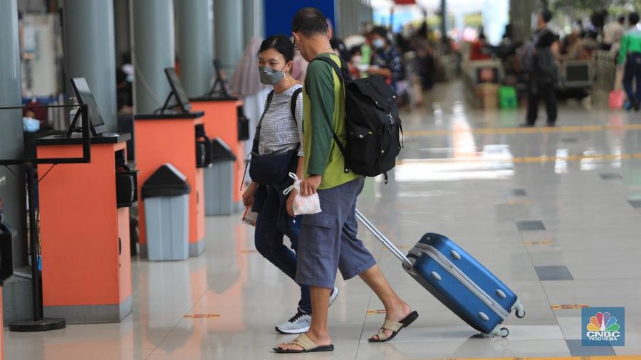 Calon penumpang menunggu keberangkatan distasiun kereta Pasar Senen, Jakarta, Senin (20/12/20221). (CNBC Indonesia/Muhammad Sabki)