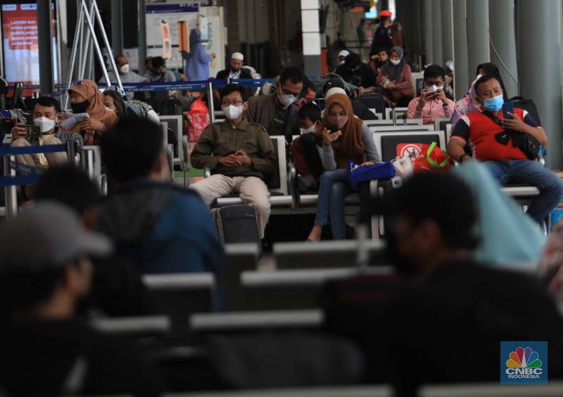 Calon penumpang menunggu keberangkatan distasiun kereta Pasar Senen, Jakarta, Senin (20/12/20221). (CNBC Indonesia/Muhammad Sabki) Calon penumpang menunggu keberangkatan distasiun kereta Pasar Senen, Jakarta, Senin (20/12/20221). (CNBC Indonesia/Muhammad Sabki)