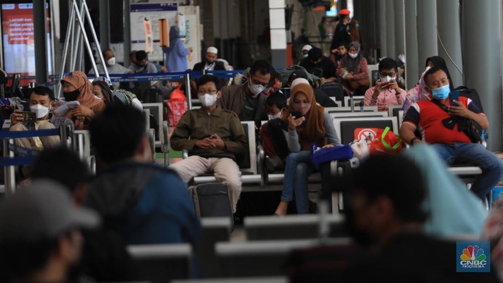 Calon penumpang menunggu keberangkatan distasiun kereta Pasar Senen, Jakarta, Senin (20/12/20221). (CNBC Indonesia/Muhammad Sabki)