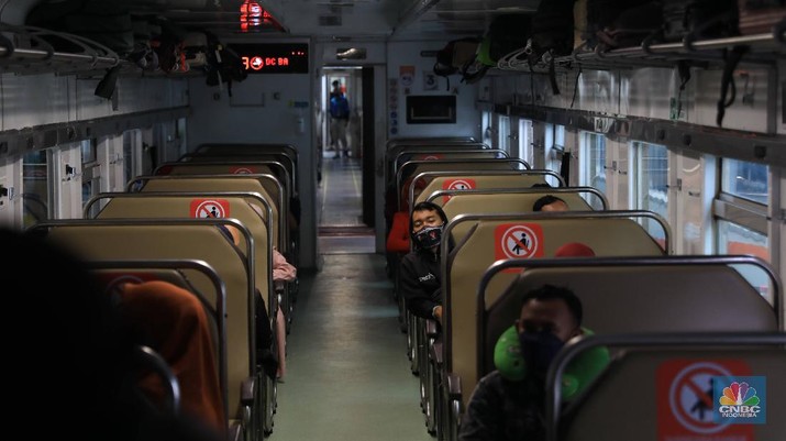 Calon penumpang menunggu keberangkatan distasiun kereta Pasar Senen, Jakarta, Senin (20/12/20221). (CNBC Indonesia/Muhammad Sabki) Calon penumpang menunggu keberangkatan distasiun kereta Pasar Senen, Jakarta, Senin (20/12/20221). (CNBC Indonesia/Muhammad Sabki)