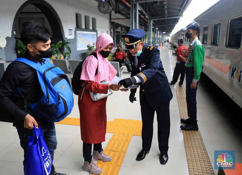 Calon penumpang menunggu keberangkatan distasiun kereta Pasar Senen, Jakarta, Senin (20/12/20221). (CNBC Indonesia/Muhammad Sabki)