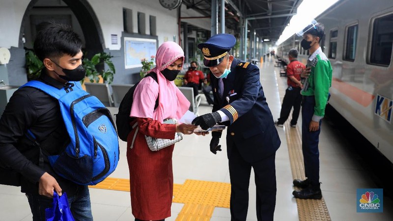 Calon penumpang menunggu keberangkatan distasiun kereta Pasar Senen, Jakarta, Senin (20/12/20221). (CNBC Indonesia/Muhammad Sabki)