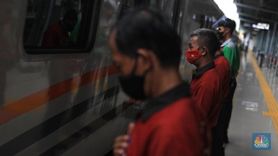 Calon penumpang menunggu keberangkatan distasiun kereta Pasar Senen, Jakarta, Senin (20/12/20221). (CNBC Indonesia/Muhammad Sabki) Calon penumpang menunggu keberangkatan distasiun kereta Pasar Senen, Jakarta, Senin (20/12/20221). (CNBC Indonesia/Muhammad Sabki)
