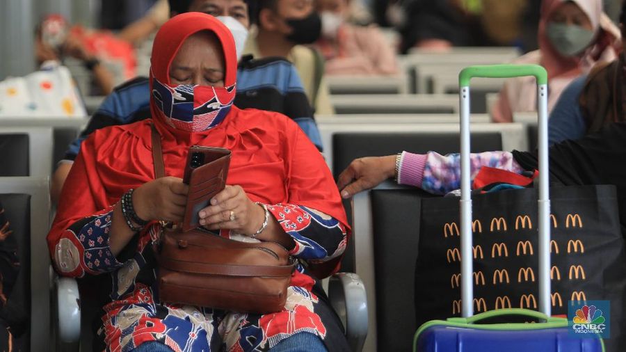 Calon penumpang menunggu keberangkatan distasiun kereta Pasar Senen, Jakarta, Senin (20/12/20221). (CNBC Indonesia/Muhammad Sabki)